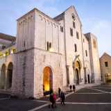La Basilica di San Nicola: un monumento che, seppur maestoso, presenta per� un esterno semplice e lineare, con una grande eccezione: due preziosi e decoratissimi portali, veri e propri capolavori dell�arte che affascinano da secoli i visitatori 